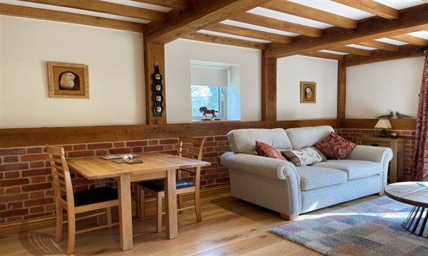 Granary Barn showing the dining area in the lounge