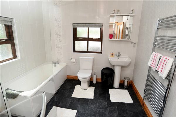 family bathroom at Llwyn Beuno-llynholidays.wales