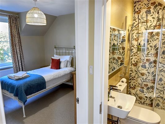 Single bedroom with shower room next door