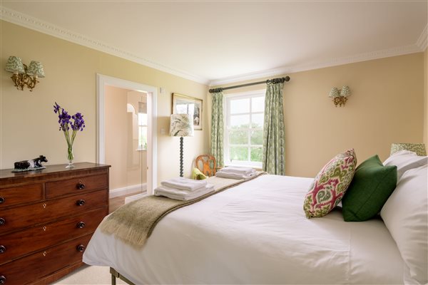 Master bedroom with zip-and-link double bed