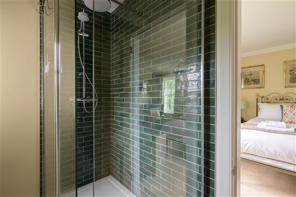 Master bedroom en-suite shower