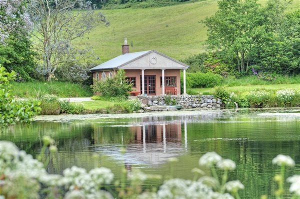 Pavilion at Orroland loch ideal for picnics