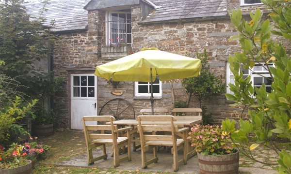 Stables cottage patio area