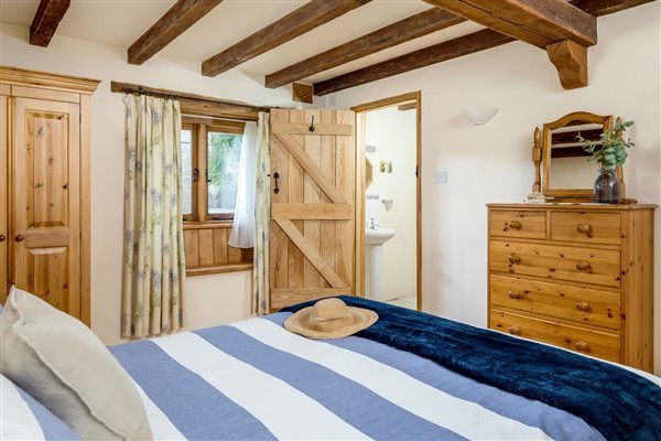 Ground floor king size bedroom with en suite