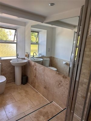 lodge room bathroom