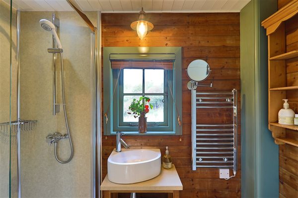 Shepherd's Watch ensuite shower and toilet