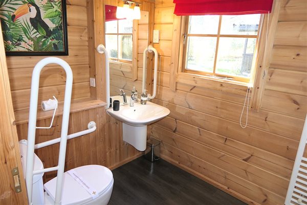 Bullrush main bathroom