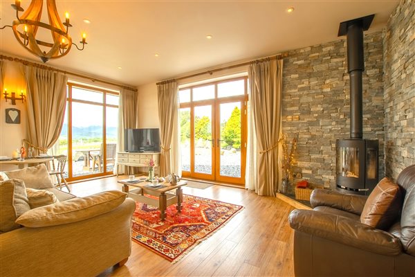 Open plan lounge with a log burner and panoramic views of the Eryri Mountains. Cosy retreat for a couple central Eryri location close to Snowdon and Zip World