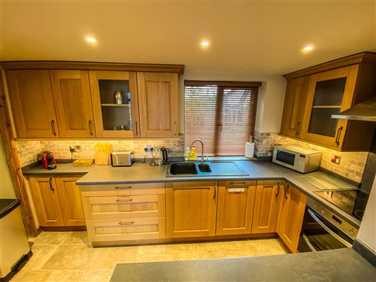 Kitchen with all amenities including air fryer and nespresso machine. - Luxury converted hay barn at Tyddyn Du farm Eryri, North Wales. Dog friendly accommodation close to Snowdon an