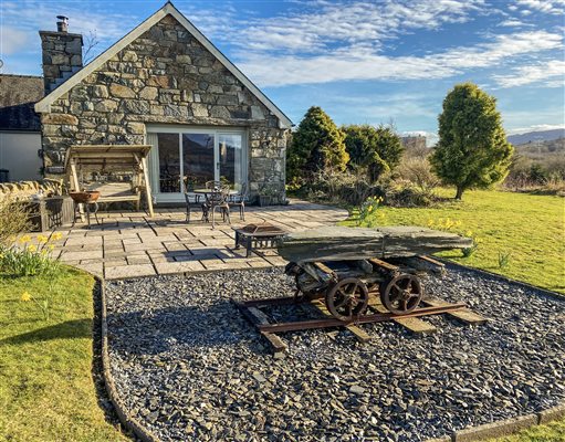 Accommodation close to Snowdon. Luxury farm cottages in central Eryri Snowondonia national park, close to zip world north wales beaches and coed y brenin forest park. dogs welcome in our holiday cottages in Snowdonia holidays Tyddyn du farm