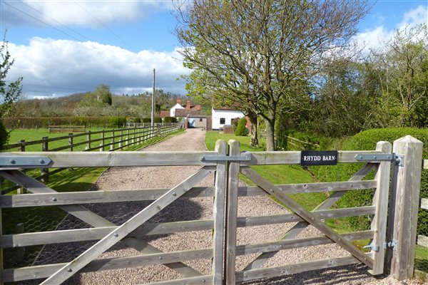Rhydd Barn entrance driveway
