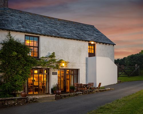 Annas Cottage at dusk