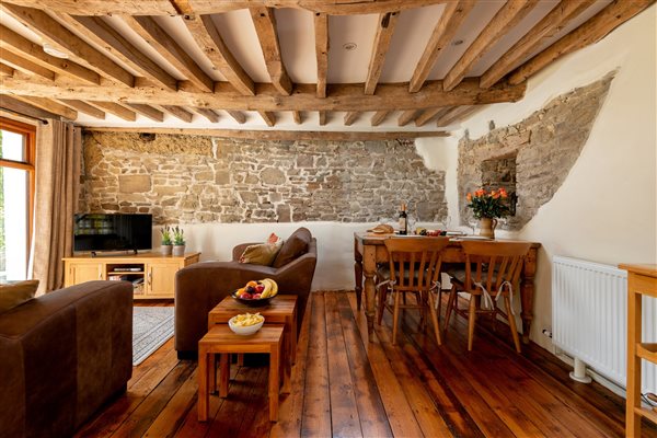 Annas Cottage dining area