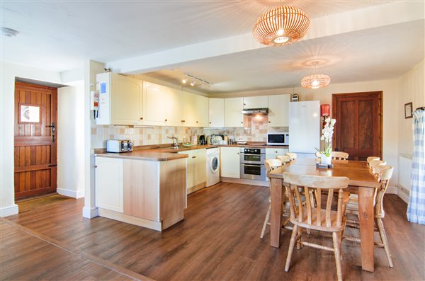 Woodbine kitchen and dining area
