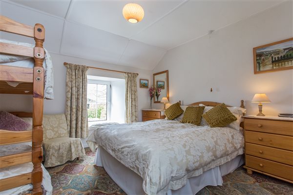 THE FARMHOUSE FAMILY EN SUITE BEDROOM