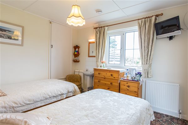 TREDINNEY FARMHOUSE TWIN BEDROOM