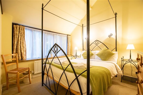 Four poster bed in Burys