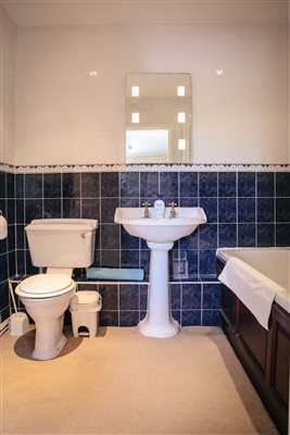 King Bedroom bathroom