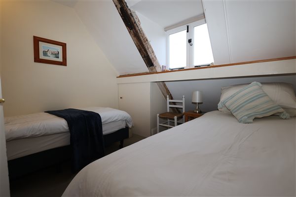 Bedroom 4: 2x single beds