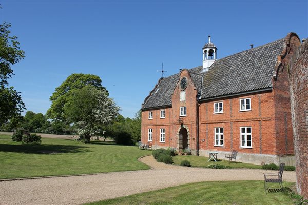 Entrance to the Hayloft, Granary and Watersid Cottages