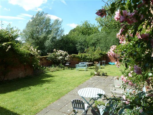 Garden Patio area for Stables Cottage