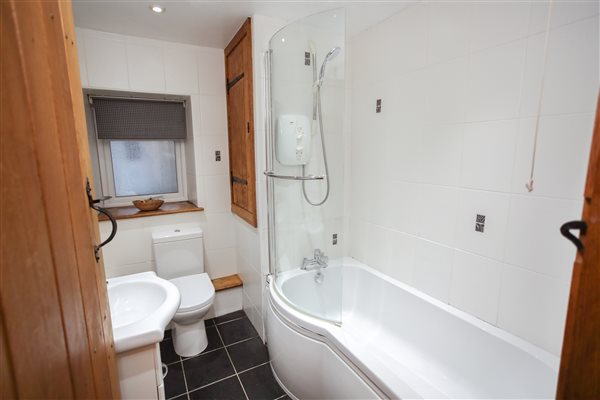 Dinas bathroom
