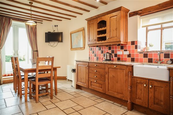 Farm wing kitchen