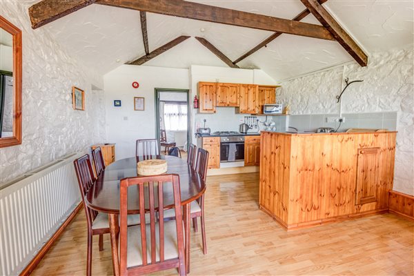 Horseshoe Cottage. Dining table and kitchen