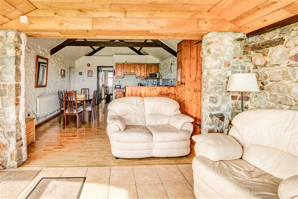 Horseshoe Cottage. Lounge and kitchen