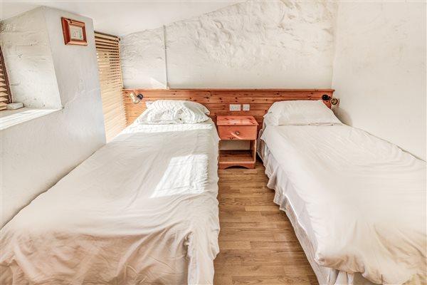 Horseshoe Cottage. Twin bedroom