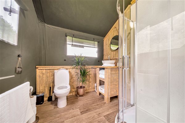 Herefordshrie glamping safari tent shower room and toilet