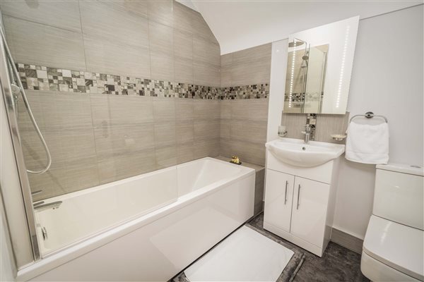 Bath ensuite Bath ensuite