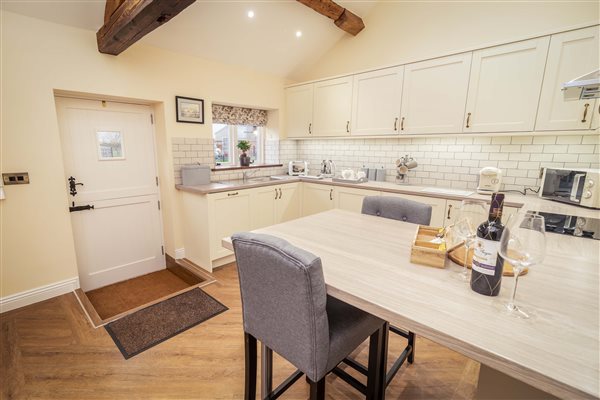 Fully fitted kitchen with breakfast bar Fully fitted kitchen with breakfast bar