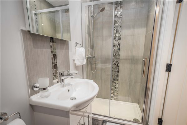 Shower ensuite Shower ensuite