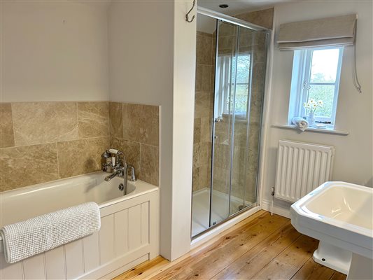 Swallow cottage1 bathroom
